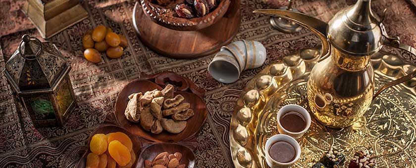 傳統的阿拉伯咖啡和棗